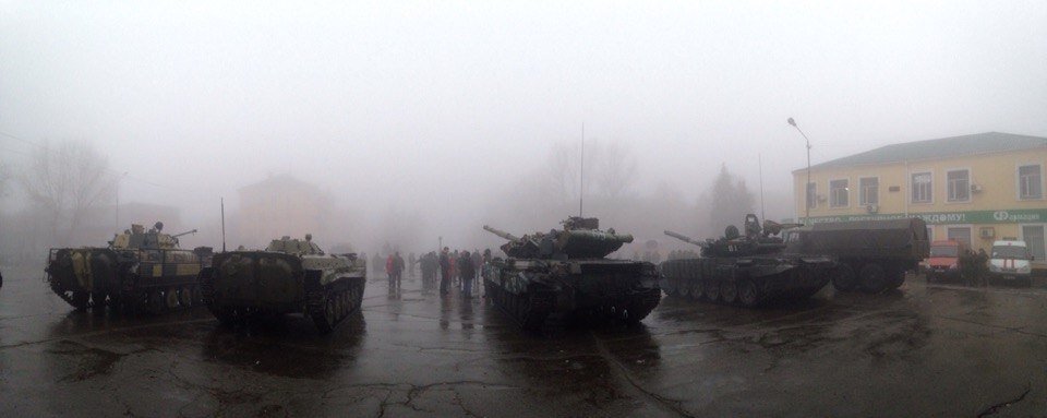 Площадь в центре города с боевой техникой