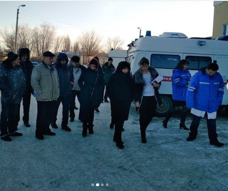На фото (в центре) замминистра здравоохранения Самарской области Татьяна Сочинская и председатель профкома МПРЗ ДЕЙСТВИЕ на Безенчукской подстанции скорой помощи Мария Абрашкова. 