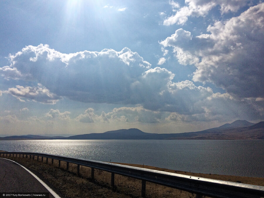 Дорога вдоль озера Цалка