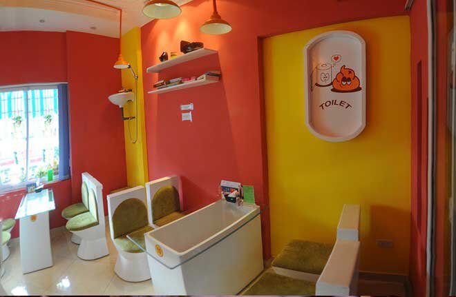 На  фасаде одного из зданий Ханоя можно увидеть неприметную вывеску «Toilet  coffee». Она не выделяется среди окружающих пестрых баннеров, но  главное знать, что искать. Внутри вас ожидает три этажа яркого пластика –  из этого материала выполнен весь интерьер. Несмотря на пестроту, такое  дизайнерское решение не вызывает негативных эмоций.