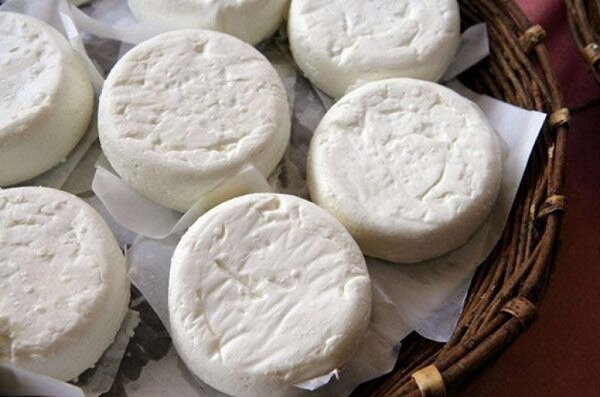Попробуйте приготовить полутвердый домашний сыр из овечьего или козьего молока, чтобы найти новые грани вкуса