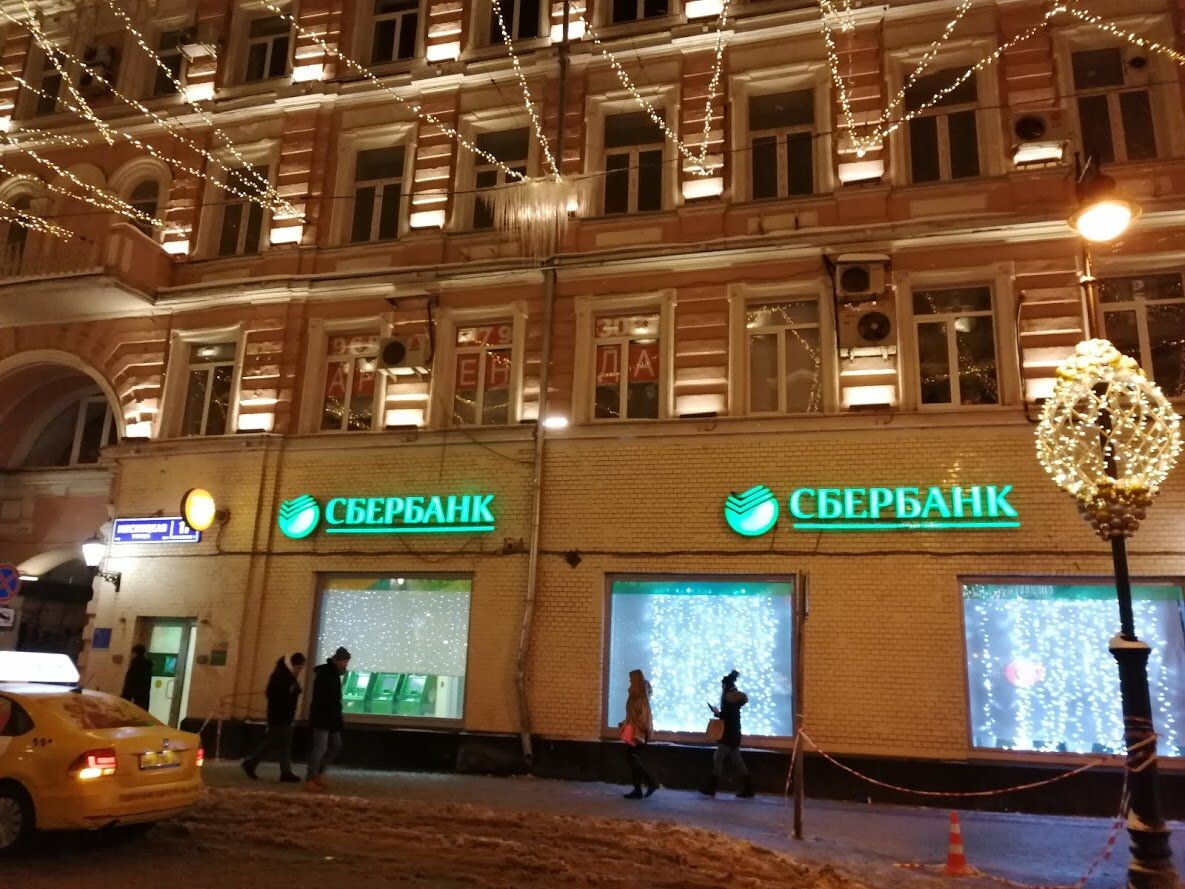 Сосульки  в центре Москвы висят прямо над головами прохожих. Фото Светы Давыдовой