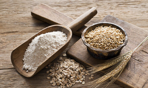 2. Ячменная мука. Содержит витамины: A, Е, В1, В2, РР и др., а также минеральные вещества: кальций, калий, магний, фосфор, железо, натрий и др. Богата клетчаткой  (в ней ее больше, чем в муке других злаков). Ускоряет обмен веществ,  укрепляет иммунитет, очищает организм от токсинов и шлаков, способствует  похудению. Из такой муки получаются очень вкусные изделия с легким  ореховым привкусом.