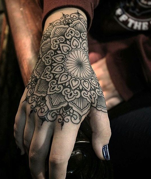 Татуировки на кисти рук: значение, идеи и советы