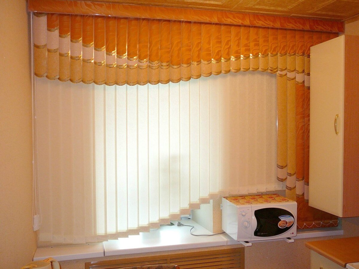 Также хорошо в интерьере кухни смотрятся мультифактурные жалюзи. 