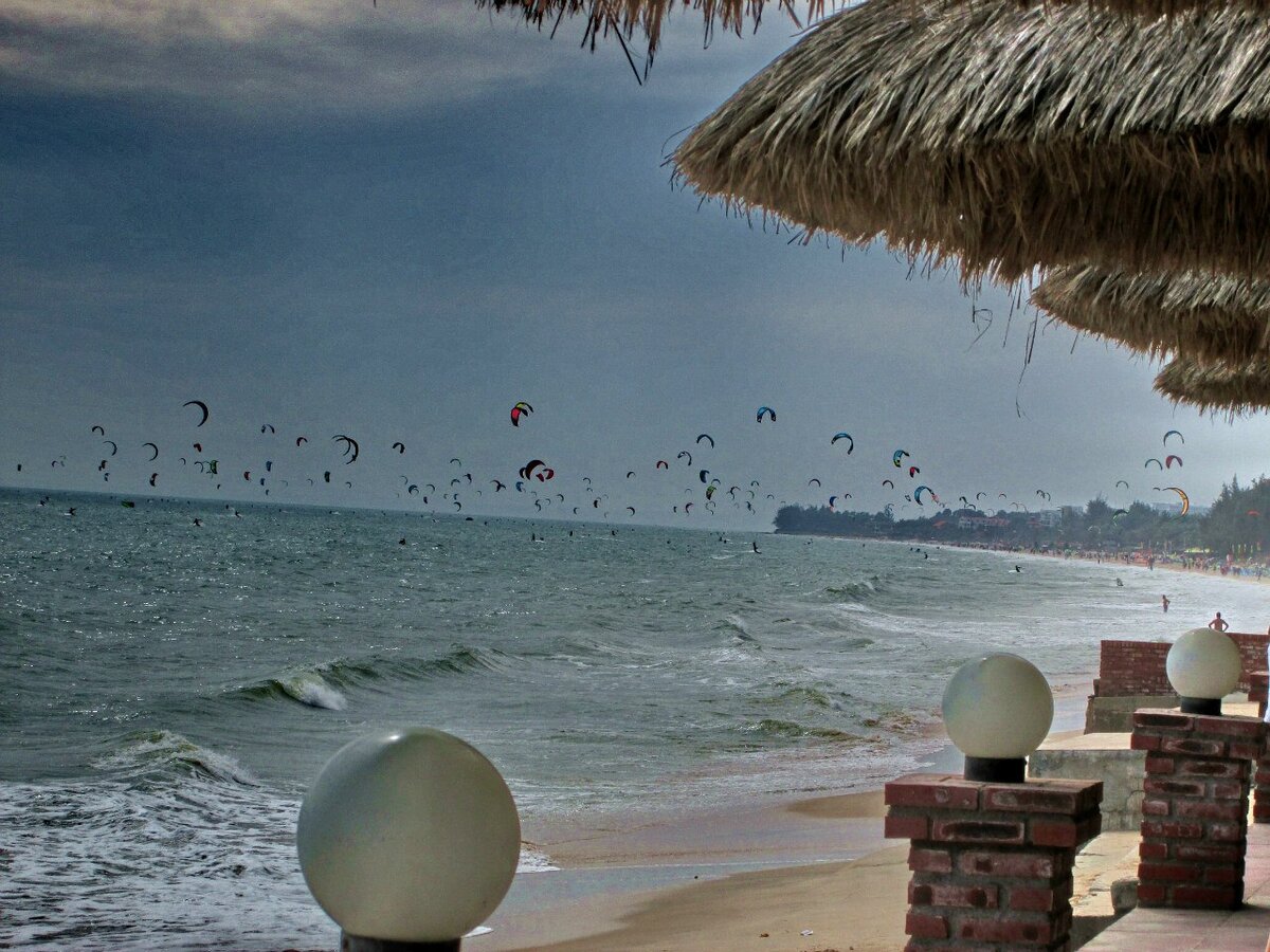 Вид на кайтсёрферскую движуху Муине с пляжа.