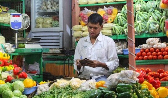 Продавец увлечен и занят своим телефоном, реакция Покупателя  - продавец НЕ ГОТОВ к общению !   фото из статьи "Эта страна победит по длительности жизни Японию благодаря особому питанию" (https://zdorowiye.ru/)