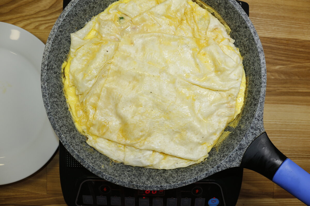 Рецепт лаваш и яйца на сковороде с фото