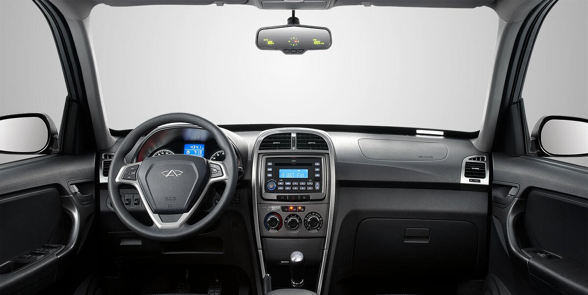 Добрый день, уважаемый читатель ! Сегодня мы с вами поговорим о Китайском брэнде Chery Tiggo двух поколений. А именно  Chery Tiggo FL и  Chery Tiggo 3. На просторах интернета можно много найти противоречивой информации о данных автомобилях. Сегодня я вам расскажу свой взгляд на данные модели, так как являюсь владельцем  Chery Tiggo FL c 2013 года.  Модель Chery Tiggo FL дал старт выпуску в массовое производство в 2013 году. На автомобильный рынок России вышли несколько модификаций:  Chery Tiggo FL 1.6 Comfort MT;  Chery Tiggo FL 1.8 Luxury MT и   Chery Tiggo FL 2.0 Luxury CVT 4X4. На мой взгляд, самым оптимальным вариантом, является  Chery Tiggo FL 1.6 Comfort MT (DVVT)  . Главным отличием данной модели, является двигатель с цепным приводом ГРМ, вместо ременного. Ресурс цепи заявлен производителем в 150000 км., но как правило цепь меняется при характерном звуке при  запуске двигателя. Так как натяжитель цепи в двигателе установлен гидравлический, соответственно периодически необходимо проверять уровень масла в двигателе. В техническом обслуживании автомобиль очень демократичен. Много запчастей как оригинальных, так и аналоговых. Небольшой совет по подвеске: Подвеска восьми рычажная, идентична с подвеской RAV 4 2000-2006 г.в., поэтому можно покупать запчасти от данных марок авто, немного дороже, но ресурс выше.  Передние колеса машины оснащены дисковыми вентилируемыми тормозами, а задние – обычными дисковыми системами. Что касается двигателя.  Двигатель установлен от японского концерна Mitsubishi. Расход топлива в городском режиме 10 л./100 км., в загородном 7 л./10 км. Техническое обслуживание данного агрегата так же по карману не бьёт. Замена масла, замена свечей зажигания, замена тормозных колодок и технический жидкостей обойдётся в среднем в 10000 руб.  По комфорту, не уступает тому же RAV 4, всё необходимое в салоне имеется: мульти руль с регулировкой, кондиционер, подогрев сидений, подогрев зеркал, магнитола 2din с выходом для USB, электро стеклоподъёмники на 4 двери, регулируемое сиденье водителя на 3 опции.  Шумоизоляция  Chery  Tiggo FL улучшена. Модель имеет багажник с объемом 400 л. и складывающимися задними сиденьями, которые повышают вместимость до 1365 л. Лакокрасочное покрытие кузова достаточно качественное. При должном регулярном обслуживании прослужит долго. Моему автомобилю 6-ой год, не проржавел, как пишут некоторые, что гниёт как жестянка. Есть несколько небольших сколов от мелких камней, но они легко устранимы в гаражных условиях. К сожалению, данную линейку Китайских авто выпускали недолго, а именно до 2016 года. Новых (без пробега) архивных моделей в России уже не найти