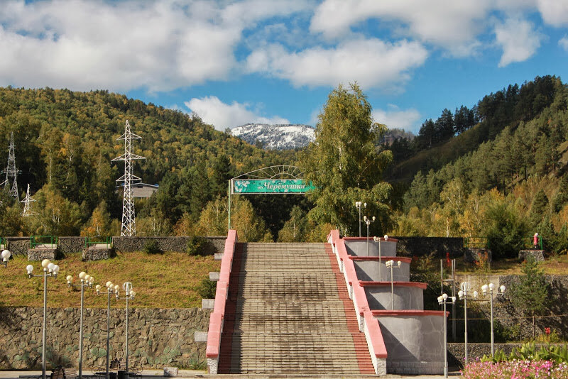  Одно из самых интересных мест Сибири, самая мощная ГЭС, самая маленькая трамвайная сеть. И просто хорошее красивое место. Посёлок городского типа Черёмушки, республика Хакасия. Черёмушки были основаны в 70-х годах на берегу великой реки Енисей специально под строящуюся гидроэлектростанцию.

