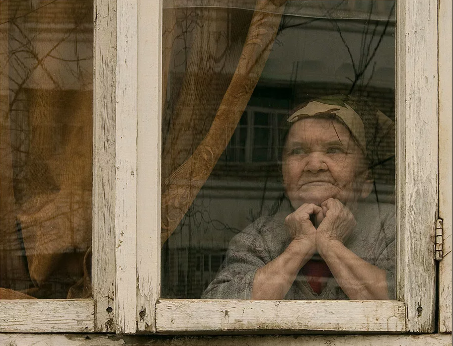 Окна тетка. Бабушка у окна. Бабка в окне. Старушка у окна. Бабушка в окошке.