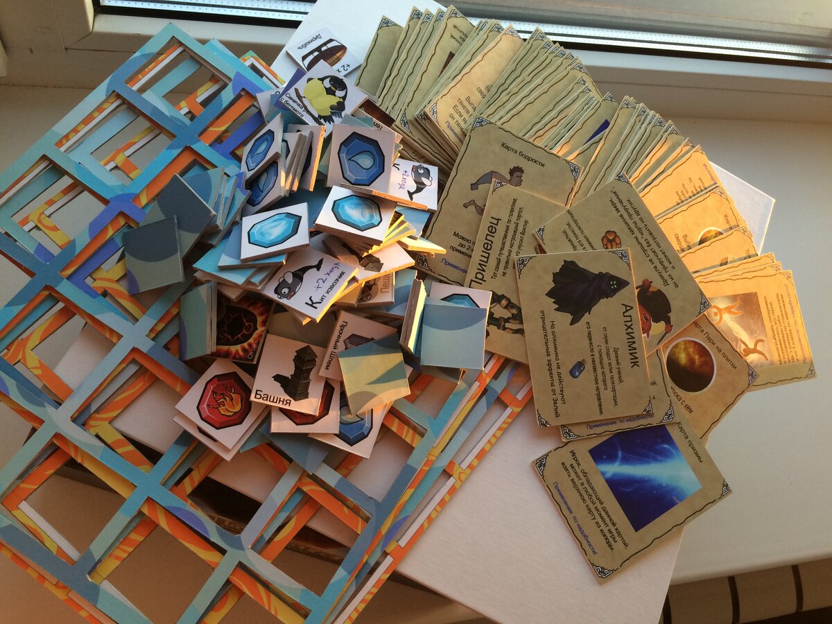 Это та самая горка картона, с собственноручно сверстанным макетом, печатью, и нарезкой картона на квадратики.