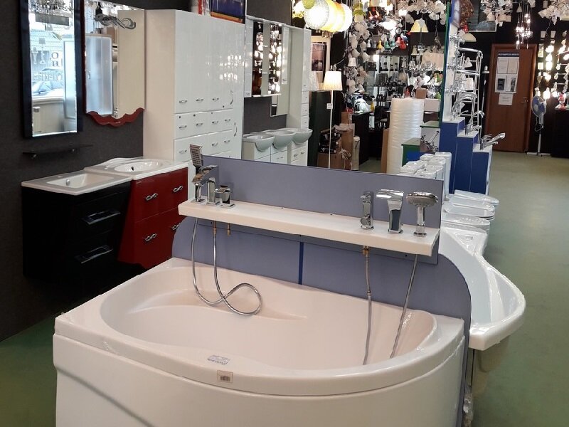 Ванны в магазине сантехники