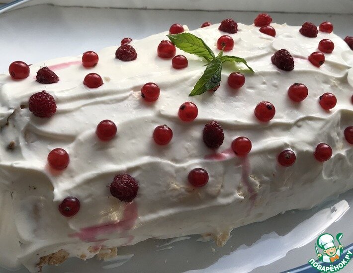 Безумно вкусный рулет с ягодами, быстрый и простой в приготовлении.