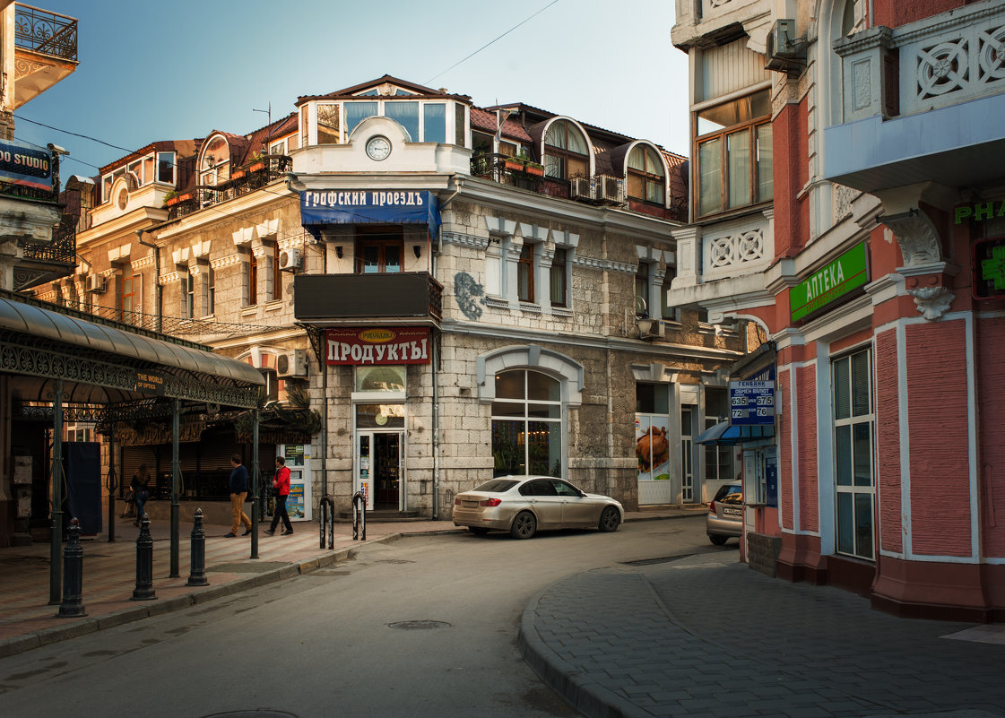 Ул ялты. Крымские улочки Ялта. Ялта старый город. Ялта исторический центр. Старинные улицы Ялты.