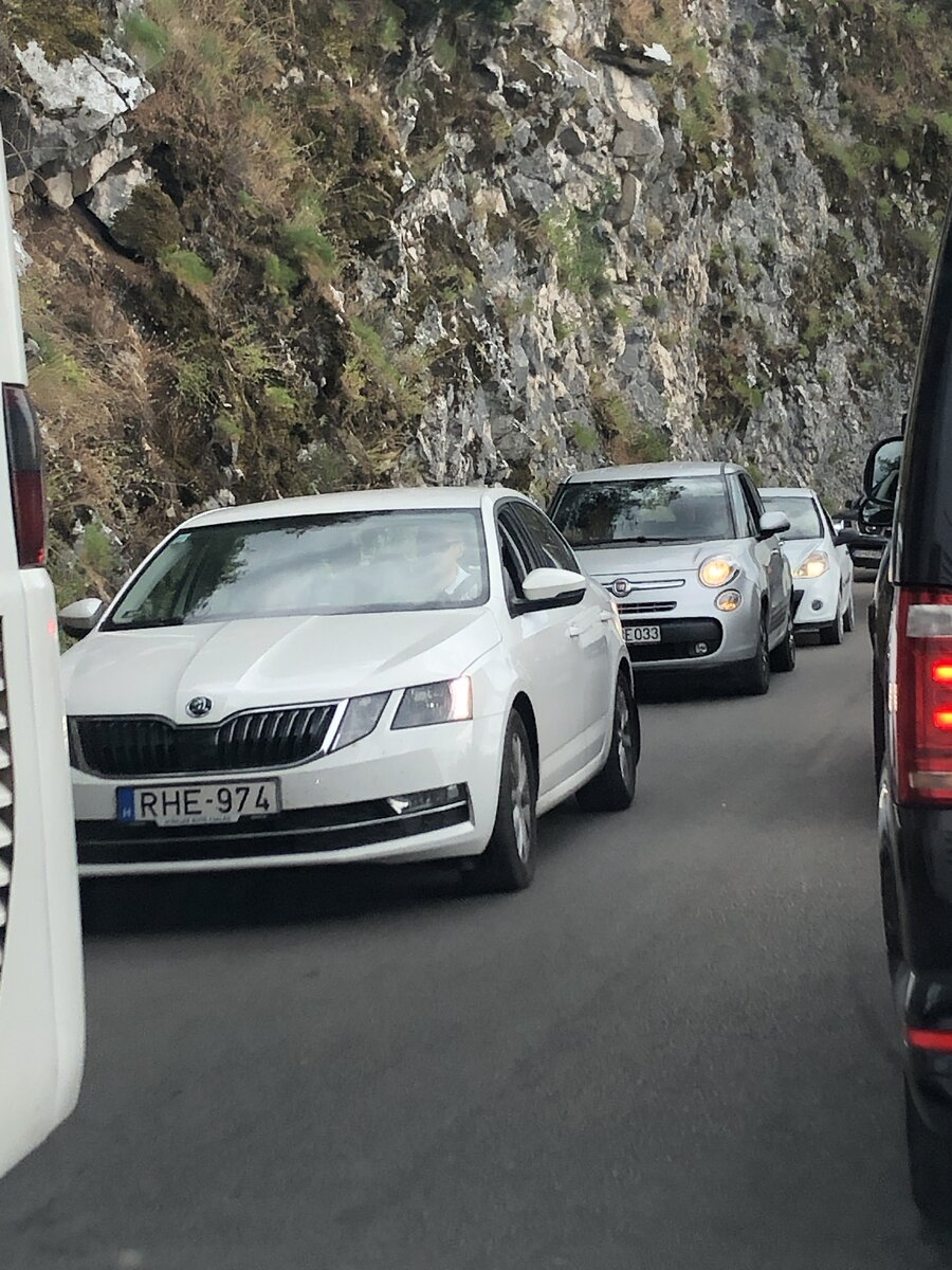 Дорога ещё достаточно широкая, места хватает  