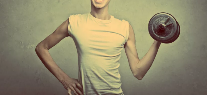 Худой парень с гантелью