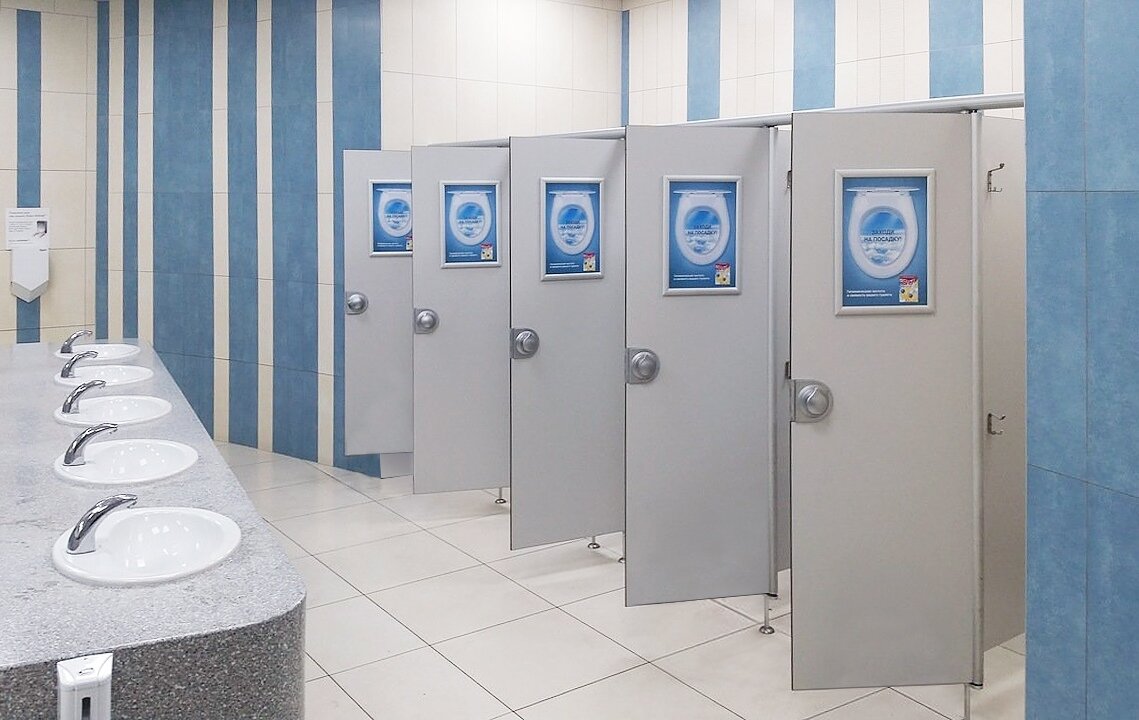 Общественный мужской туалет. Туалет в аэропорту. Общественный туалет. Современный общественный туалет. Туалетная кабинка в школе.