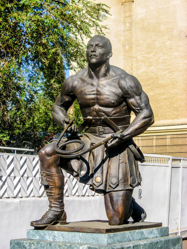 Памятник Александру Зассу в Оренбурге