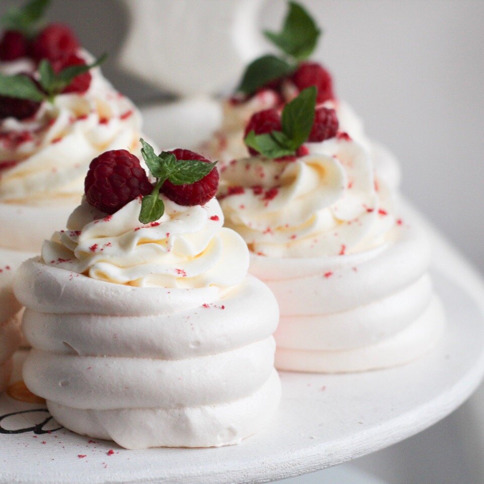 Рецепт пирожных Павлова с малиновой начинкой. 🍦 | ОЧумелый кулинар | Дзен