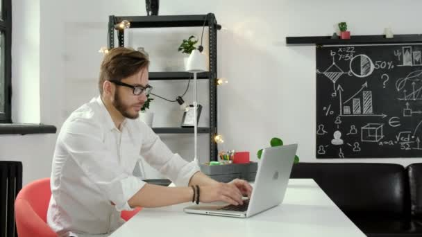 Весь в расчётах