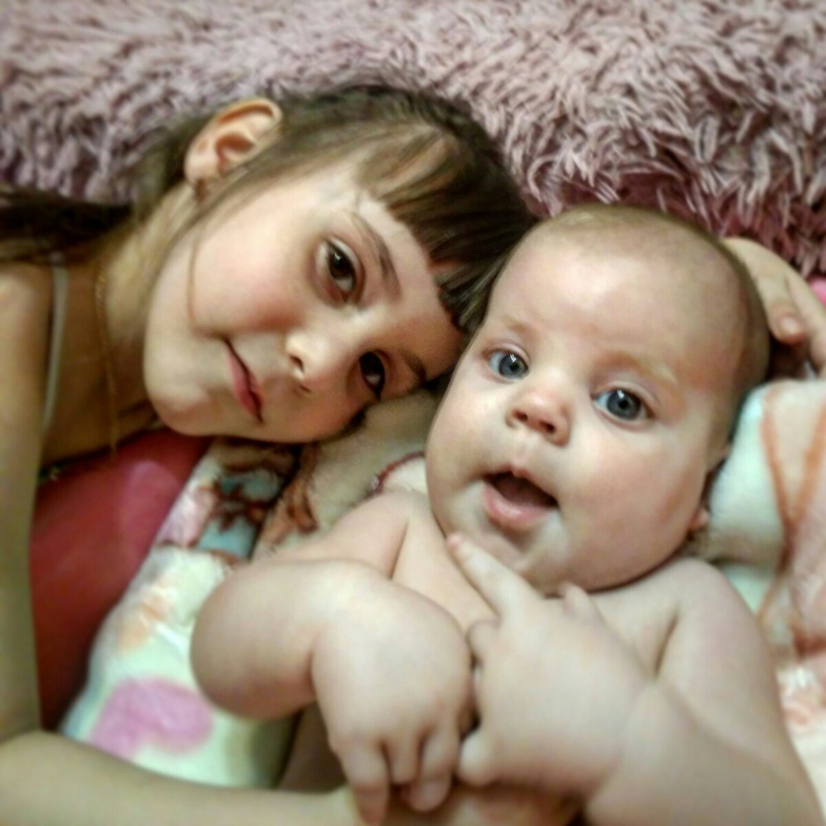 Вечер. Я весь день с детьми одна. «Купание красного коня», вернее, двух коней в ванной. Мои нервы на пределе. Понимаю, что достаточно маленькой искры, чтобы разгорелось пламя эмоций. И тут дочь брызгает мыльной пеной младшей в глаза. Она в ответ дерет ее за волосы. Крики, плач. Взывают к маме. И все…  
Мою «крышечку от чайника» сносит в сторону. Я начинаю кричать, рот перекошен, лицо красное, руки трясутся. Через минуту, ровно через минуту мне станет стыдно и жалко маленьких, съежившихся в углу ванной детей. Но остановиться вовремя не получается. 

Вам, наверняка, знакомы эти чувства. И кажется, что выхода нет, и будешь бегать вечно по замкнутому кругу раздражения-срыва-чувства вины перед детьми, которые быстро отходят и все нам прощают. 

Я перепробовала многое в течение последнего года, и опытным путем вывела для себя некую «инструкцию по применению для детей с характером». В ней всего несколько пунктов, которые я стараюсь соблюдать. И оказалось, войти в дзен все-таки возможно. 

Делюсь – вдруг и вам пригодится? 


1. «Работать со своими эмоциями» 

Важно понять, откуда берется отрицательная эмоция, например, злость. Чаще — из наших представлений о том, ЧТО дети должны и не должны делать. 

В коучинге существуют техники, позволяющие отследить пошагово изменение состояния — от досады до гнева. Когда только начинаешь заводиться — именно в этот момент еще можно себя остановить и перенаправить. Я говорю себе: 

- Да, я злюсь, я в раздражении. 

- Придумываю, что можно сделать, чтобы исправить ситуацию. 

- Исправляю эту ситуацию. 

Мне помогает улыбнуться, засмеяться или выпить воды. 

А еще я смотрю на себя глазами ребенка и вижу, как некрасиво и пугающе выглядит краснолицая кричащая женщина, в которую почему-то превращается мама. 
Почему мы кричим на детей: http://behappykid.ru/kogda-my-zlimsya-my-ne-lyubim-de..

2. «Не влезать — убьет!» 

Вечером во время особо буйных игр, я стараюсь не вмешиваться, если криминала не происходит. Даю детям порезвиться и проявить фантазию. 

Вообще, через год после рождения второй дочери у меня перестало бешено колотиться сердце даже при прыжке мимо дивана. Я вижу разбитые губы по нескольку раз в неделю, смываю кровь и пересчитываю зубы. У них свой способ познания мира. Со старшей дочерью хватает объяснений и ее возможности предвидеть финал. 

10 месячной Яне доходит до всего опытным путем. Я в данном случае наблюдатель с аптечкой наперевес. По аналогии с клиентом в коучинге — ценен только тот путь, который пройдешь сам. Советы, опека и наставничество не работают. Увы… 

3. «Жать на паузу» 

У старшей дочери уже есть потребность побыть одной. Посмотреть мультик, почитать, порисовать, повырезать. Ей надо отдохнуть от назойливого младшей,в конце концов. Она ведь не обязана любить ее каждую минуту, играть с ней и за ней смотреть все время. Ей всего пять, думаю я, а ей уже требуется «перезаряжать батарейки». 

И я заметила – через 30-40 минут к нам возвращается веселая и терпеливая девочка, готовая поиграть «в пупса» — покормить, переодеть, поучить танцевать. 

4. «Молчать и слушать. Слушать и молчать» 

Навык активного слушания — вот где он пригодился мне в полной мере! Одно дело — слышать в коучинге взрослого человека, который, максимум, не договаривает. Но язык тела и жестов, используемые слова помогают определить подлинные желания или барьеры. 

И совсем другое дело — услышать, что хочет почти не говорящий  человек. Причем шанс понять, расшифровать и предоставить требуемую вещь — только один, далее доча включает иерихонскую трубу. Мне иногда кажется, что этот крик пронизывает и сковывает все мое тело. 

Я перестала раздражаться и начала слушать. Угадываю за звуками слово, пытаюсь вспомнить и проанализировать недавнее прошлое– где была? Что делала? Чего давно не делала? Что может в связи с этим хотеть? У меня стало получаться. В половине случаев. И я вижу в ответ радость и благодарность человека, которого услышали. 

5 (и самый важный). «Помнить, что дети — это дети» 

Они ничего не делают назло, они просто проверяют границы. Они не умеют пока не проливать и не разбивать, даже когда очень  стараются. Они не могут молча и вежливо есть невкусную для них еду, не могут сидеть тихо и не задавать вопросы, а конкретно мои считают, что просто обязаны бегать и прыгать до момента, пока не рухнут в кровать.  
И в те дни, когда я помню об этом — все проходит замечательно!
 
Сохраняй «инструкций к применению» будет полезным вкладом в вашу копилку спокойствия.