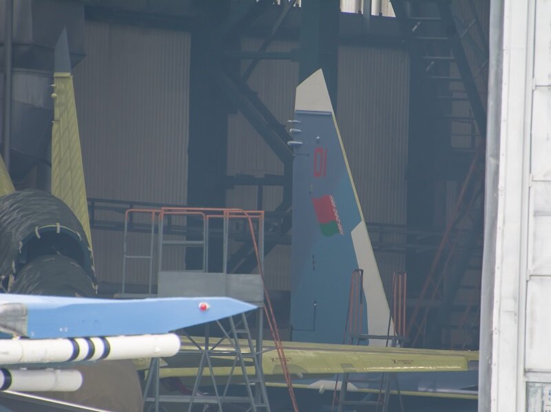 Первый построенный на Иркутском авиационном заводе (ИАЗ, филиал ПАО "Корпорация "Иркут") для ВВС и ПВО Белоруссии истребитель Су-30СМ (бортовой номер "01 красный", предположительный заводской номер 10МК5 1607). Иркутск, 17.08.2019 (с) КАС / forums.airforce.ru 