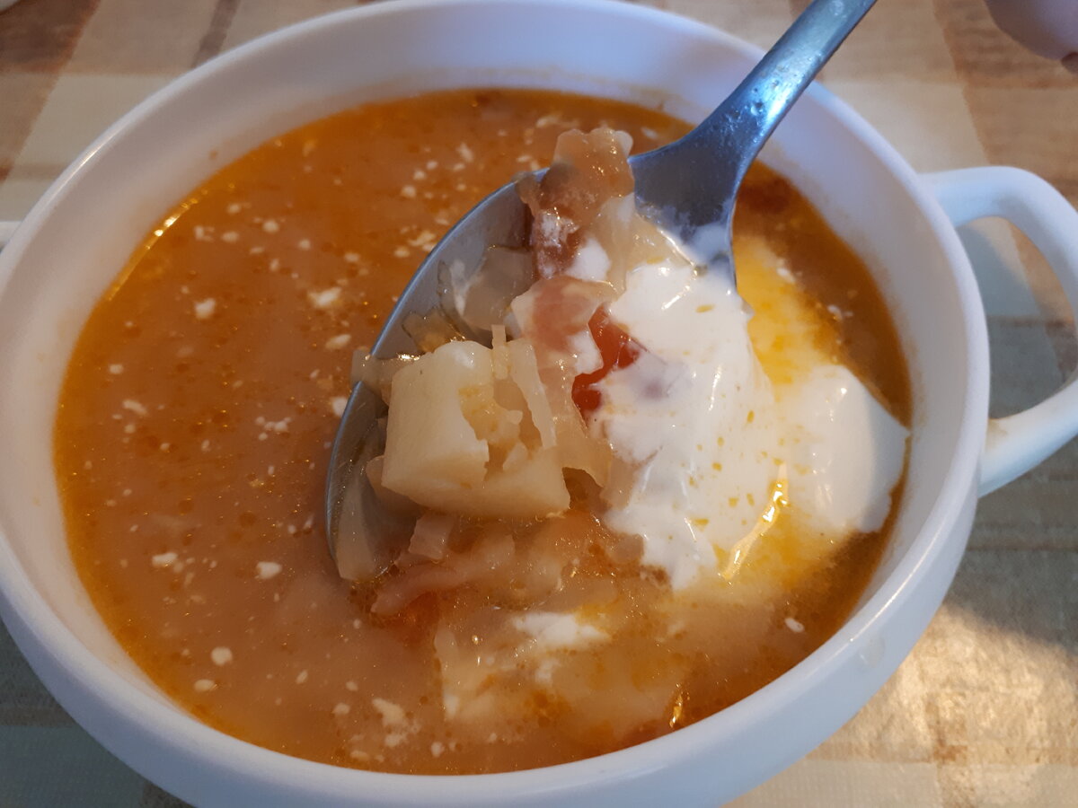 Щи из квашеной капусты на курином бульоне. Щи на мясном бульоне. Щи богатые. Постные щи. Щи полощи.