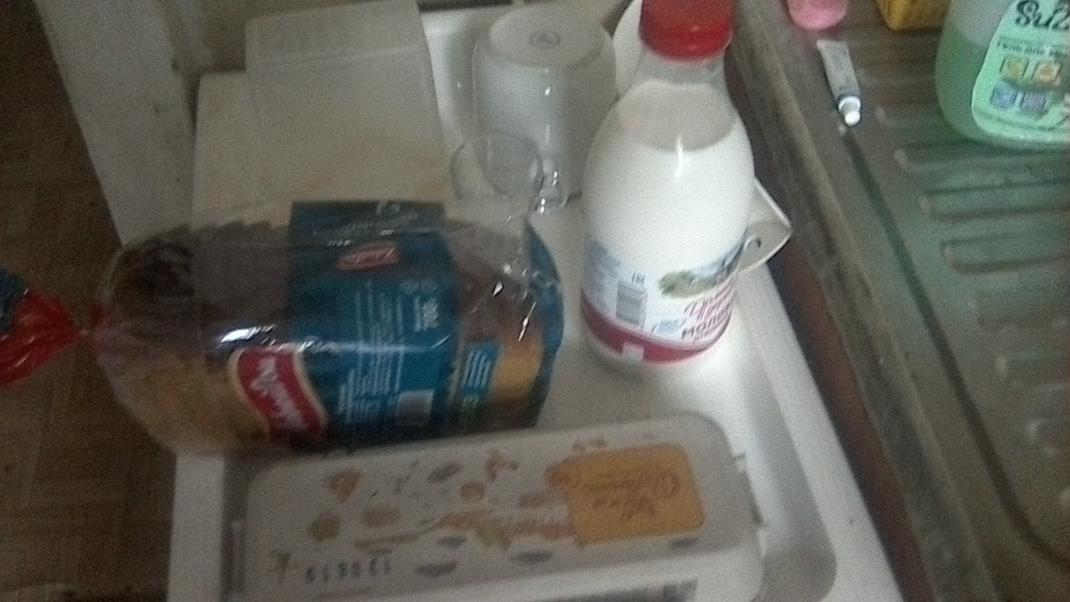 Молоко, хлеб и  десяток яиц