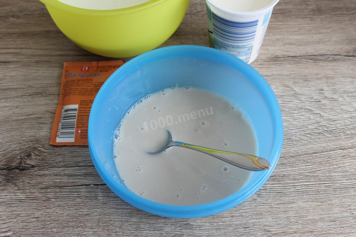 В ёмкость наливает теплую воду и сухое дрожжи. Смотрим, чтоб они полностью растворились.