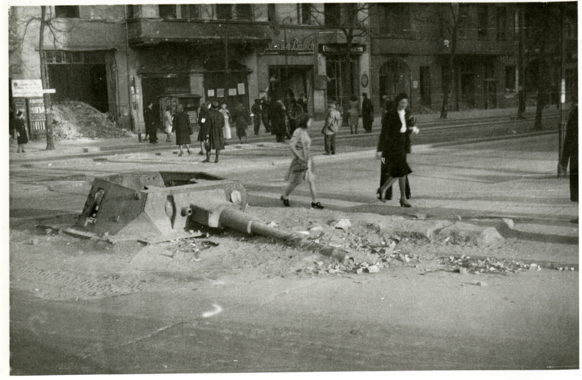 Зима 1945-46, жители частично убранного Берлина идут по своим делам мимо импровизированного ДОТа из башни Pz.Kpfw IV.