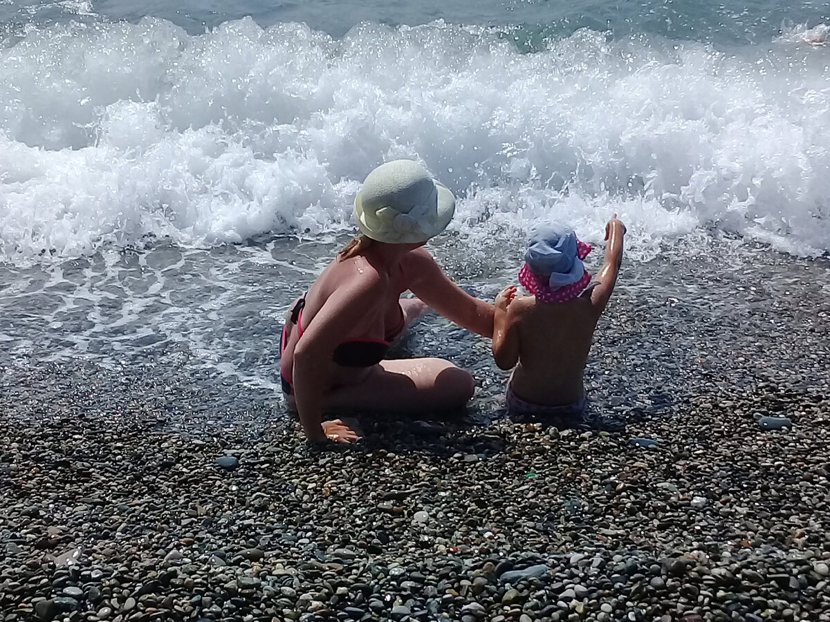 Пляжи абхазии с детьми. Море в Абхазии в августе. Абхазия пляж дети. Август 2019 море. Абхазия поездки в открытом море.