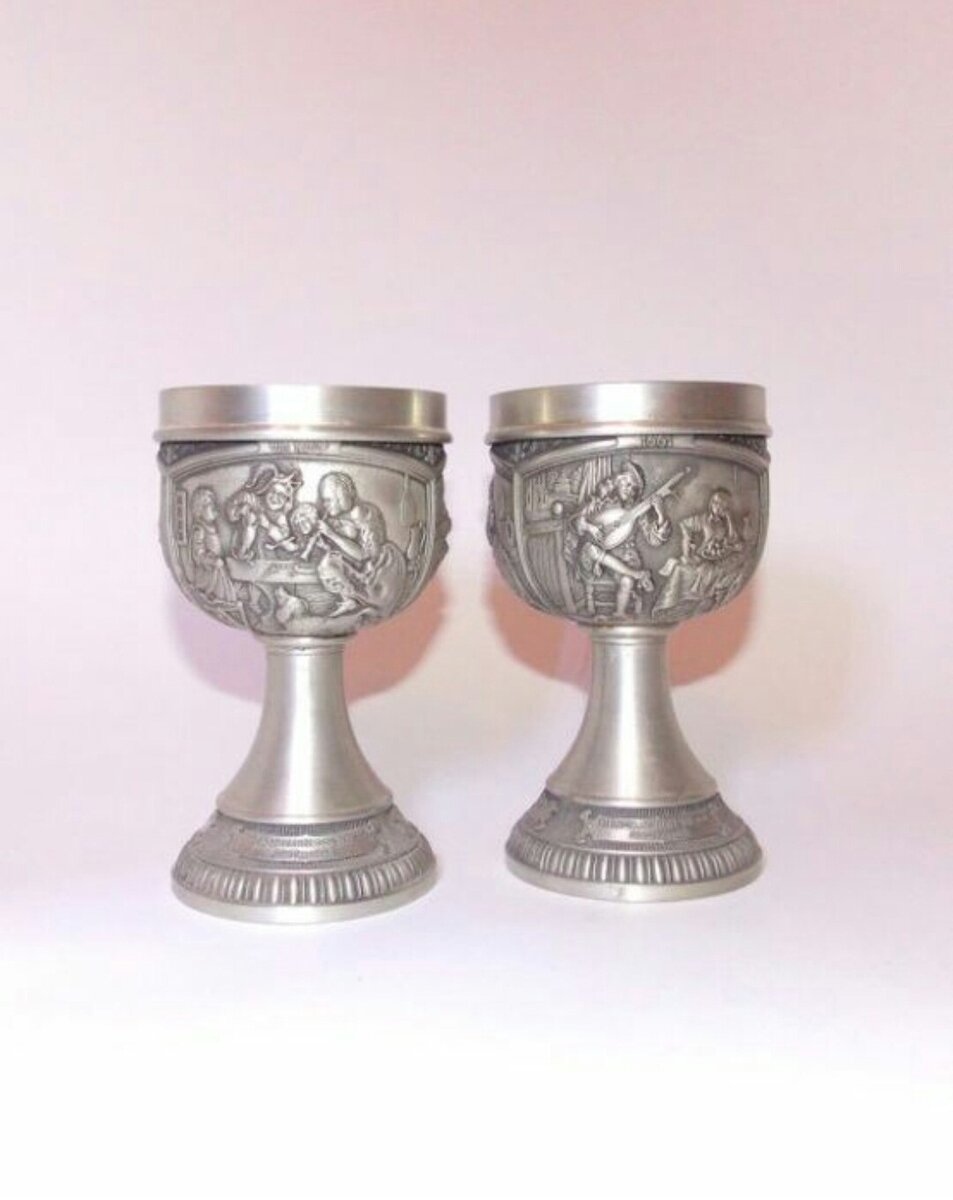 На паре бокалов изображены дурашливые музыканты. 