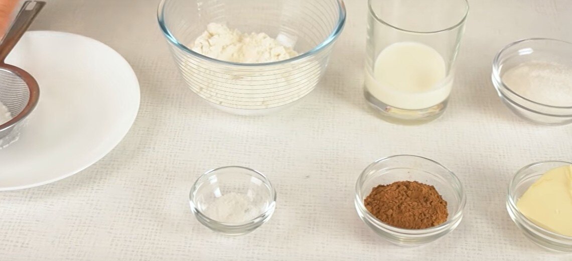 Для приготовления нам понадобится: Мука высшего сорта - 5 ст.л.
Молоко - 50 мл
Сахар - 10 ч.л.
Сливочное масло - 30 гр.
Какао - 6 ч.л.
Щепотка соли
Сахарная пудра - 1 уп.
Малинка или другие ягоды для украшения.
Чашки для десерта - 150 мл. (небольшие чайные чашечки)