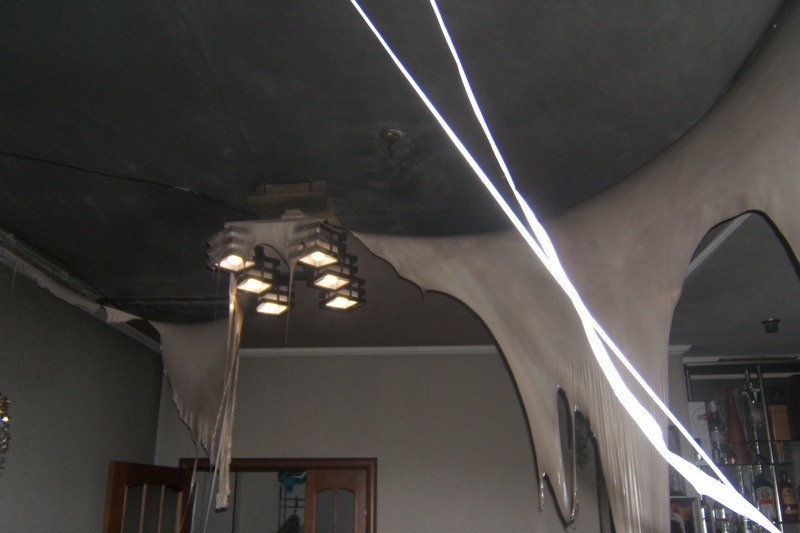 Горючесть потолков. Расплавился натяжной потолок. Натяжной потолок после пожара. Проводка на потолке для светильников. Загорелся натяжной потолок.