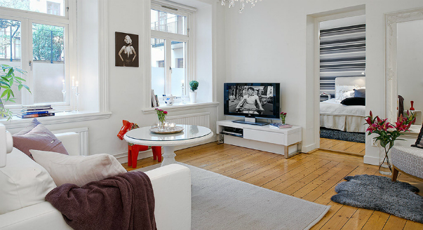 Скандинавский стиль исключительно «идет» небольшим квартиркам. И у этого есть целый ряд причин. Первая в его цветовой гамме: в нем преобладает белый, что, как известно, всегда несколько расширяет пространство. Вторая причина - его крайняя лаконичность, но не в ущерб уюту. В отличие от холодного минимализма здесь всегда есть место милым безделушкам, но нет излишней пышности и показательности.  