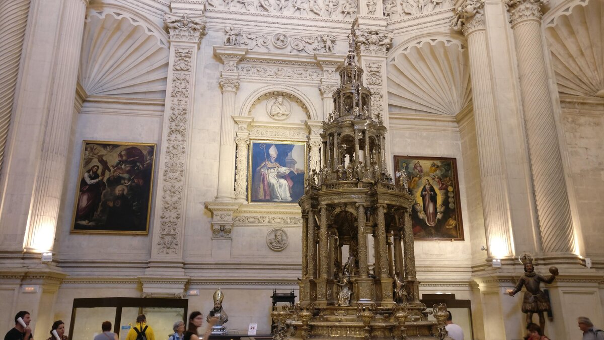 Испания. Севилья. Центральная картина на стене - "Сан Исидро" Мурильо