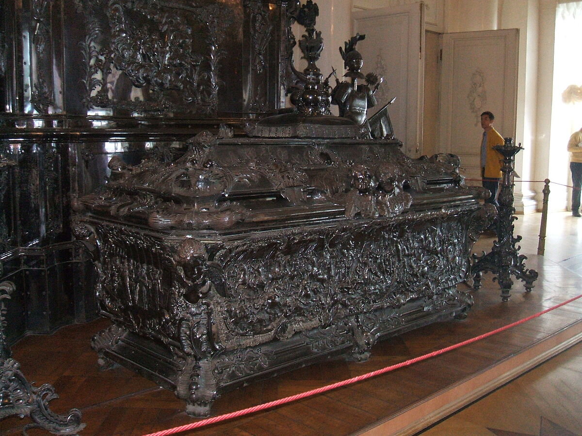 https://upload.wikimedia.org/wikipedia/commons/thumb/9/9d/Alexandr_Nevskiy%27s_memorial_%282009%2C_Hermitage%29_by_Petr_Ivanov.jpeg/1200px-Alexandr_Nevskiy%27s_memorial_%282009%2C_Hermitage%29_by_Petr_Ivanov.jpeg