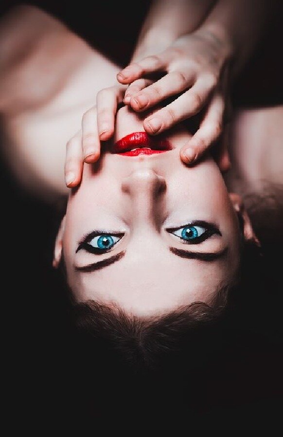 Source: https://pixabay.com/ru/photos/%D0%B3%D0%BE%D0%BB%D1%83%D0%B1%D1%8B%D0%B5-%D0%B3%D0%BB%D0%B0%D0%B7%D0%B0-%D0%B6%D0%B5%D0%BD%D1%89%D0%B8%D0%BD%D0%B0-%D0%B6%D0%B5%D0%BD%D1%89%D0%B8%D0%BD%D1%8B-237438/