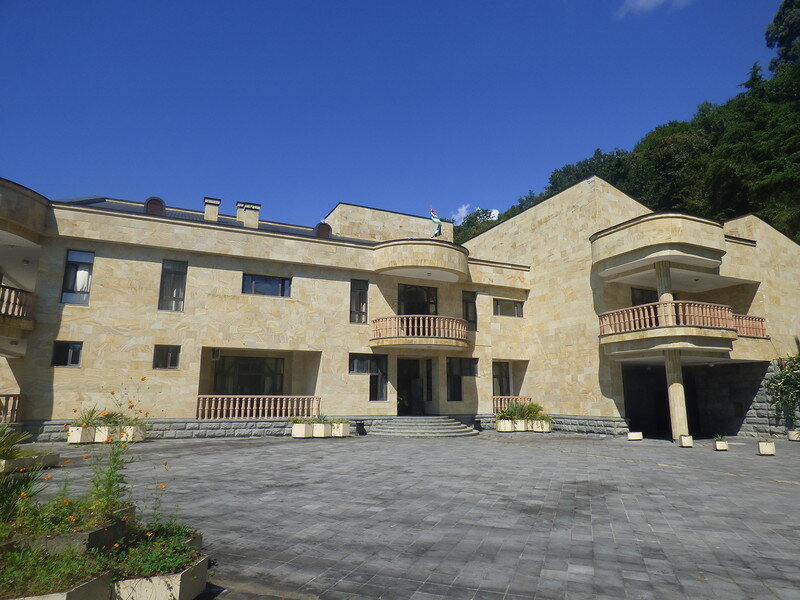 Дача в Абхазии, предназначавшаяся Горбачеву. По некоторым источникам, он лично там так и не побывал, по причине того, что его супруга несколько раз меняла решения и перестраивала дачу. А потом рухнул СССР и было не до нее. Сейчас эта дача является одной из резиденций Президента Абхазии. Находится в Мюссере.