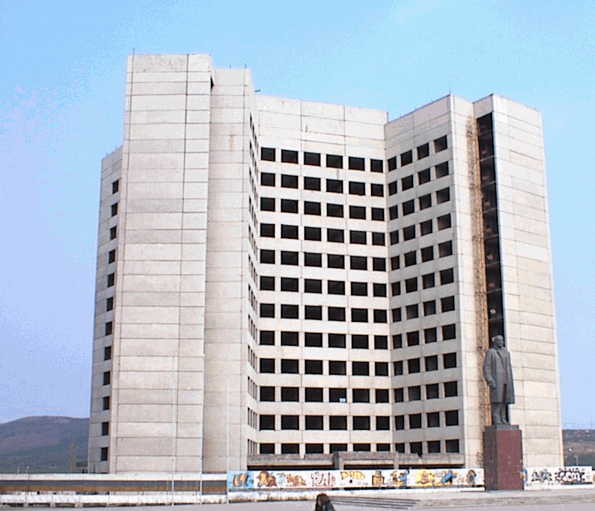 Фото долгостроя  взято с сайта kolymastory.ru До того, как площадь переименовали из Ленина В Соборную, здесь отмечались все городские праздники: день города, новый год и даже день пива