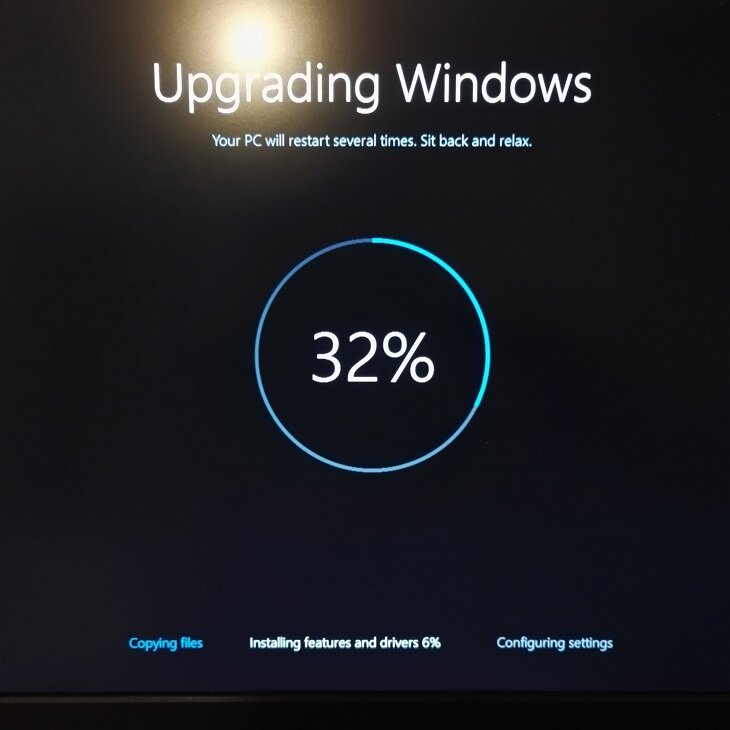 Установка windows 11 99 процентов. Обновление Windows. Обновление Windows 10. Загрузка обновления. Обновление системы ПК.