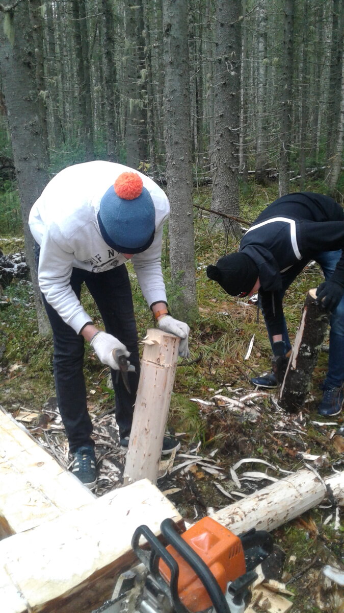 Ребята обустраивают экологическую тропу