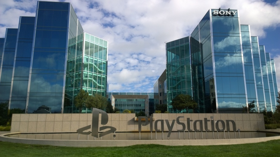 Наконец, в ноябре сооснователь Guerrilla Games Хермен Хюльст (Hermen Hulst) стал главой Sony Worldwide Studios. Теперь ему предстоит управлять уже не одним коллективом, а 14 внутренними студиями Sony. А бывший президент Worldwide Studios Шухей Йошида (Shuhei Yoshida) займётся более тесным сотрудничеством с независимыми разработчиками, в том числе с создателями игр для PlayStation VR.