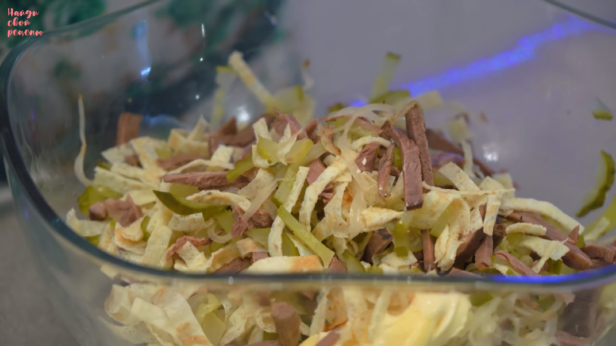 Вкусный, деликатесный и красивый! Изысканный салат «Министерский» готовится легко и просто.