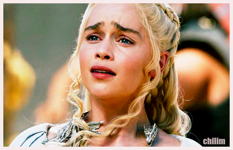 Эмилия Кларк на съемках сериала "Игра престолов"