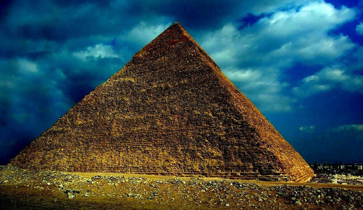 Скорее всего так представляется пирамида, способная ожить!