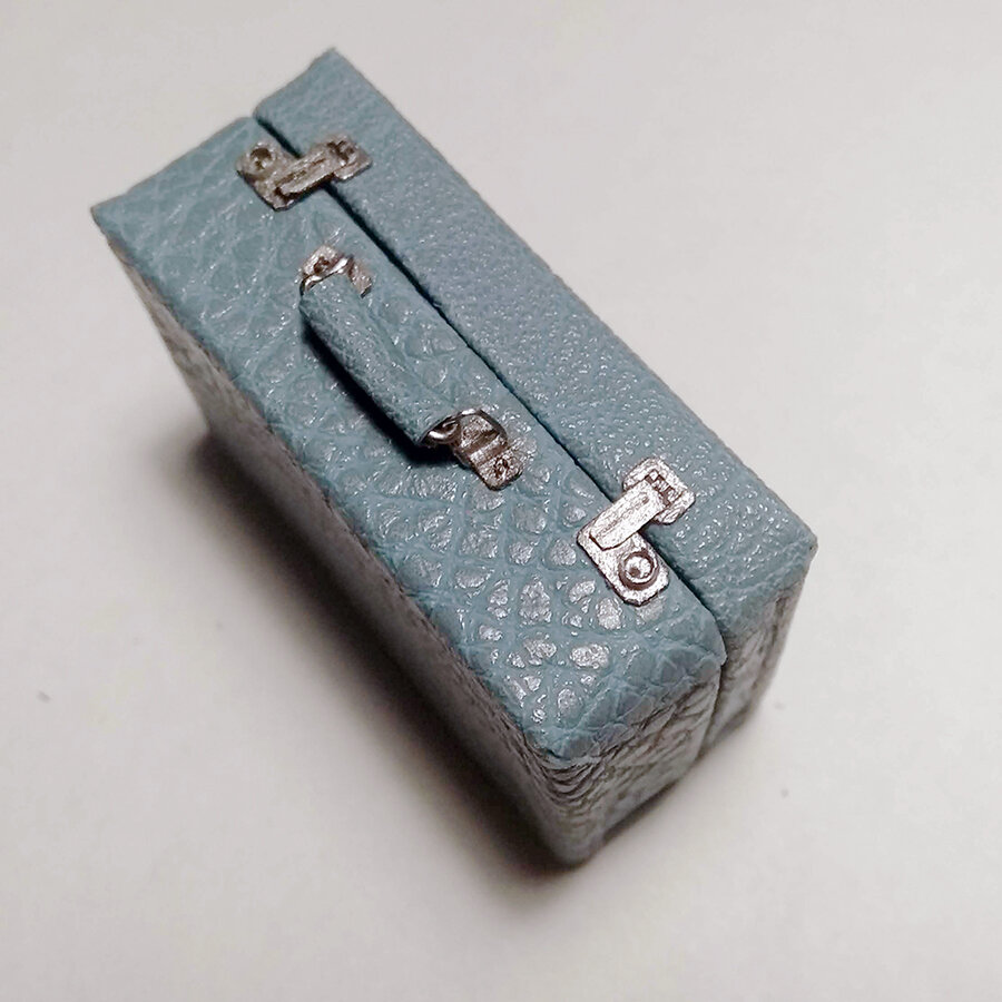 открытый старый чемодан. декоративные коробки. винтажный чемодан. миниатюрный чемодан. чемодан из картона.