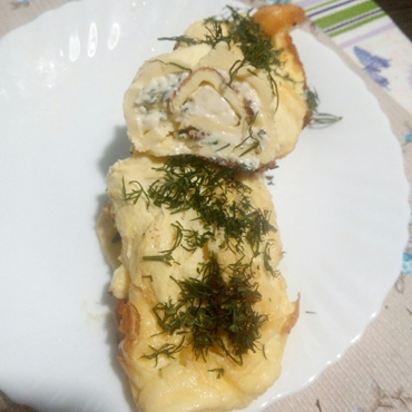 Яичный рулетик с начинкой из плавленого сырка – красивое, вкусное и сытное блюдо
