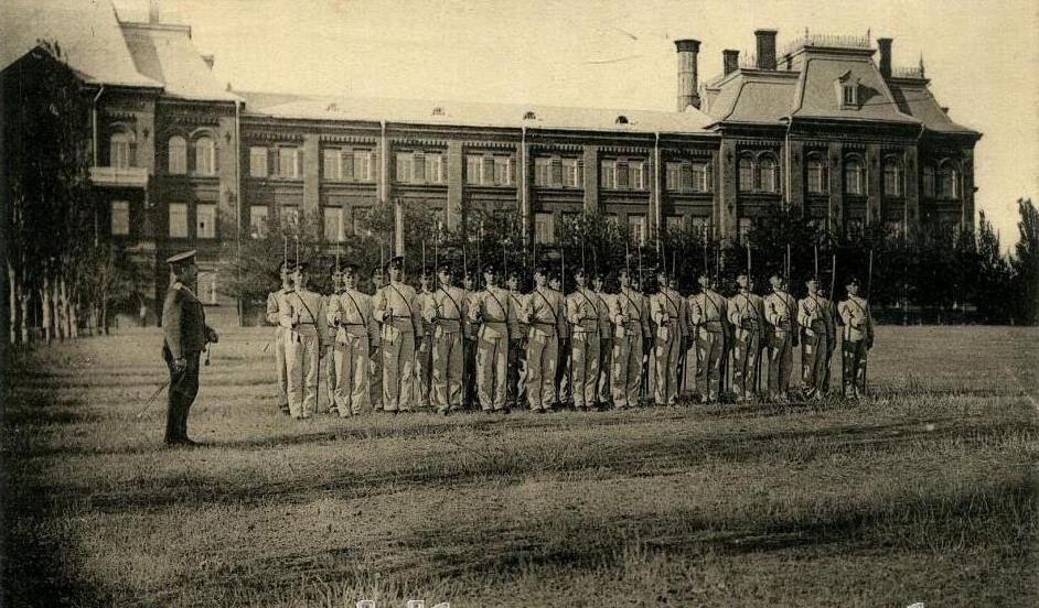 Новочеркасск. Кадетский корпус Царского времени. Главное здание корпуса с 1926 года стало использоватся как учебный корпус Школы. В наши дни местные жители назывют эту территорию — «КУКСами», по официальному названию Школы.